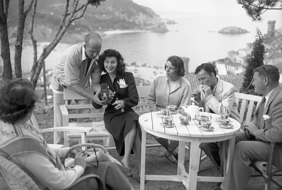 La actriz Ava Gardner (c), acompañada por su marido Frank Sinatra (2d) y un grupo de amigos, en una terraza de Tossa del Mar (Girona).