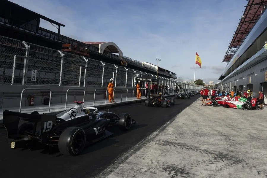 Pilotos de Fórmula 3 preparados en la zona de 'pit-lane' durante la segunda jornada, este martes, de los test de estacategoría en el trazado de 'Madring'