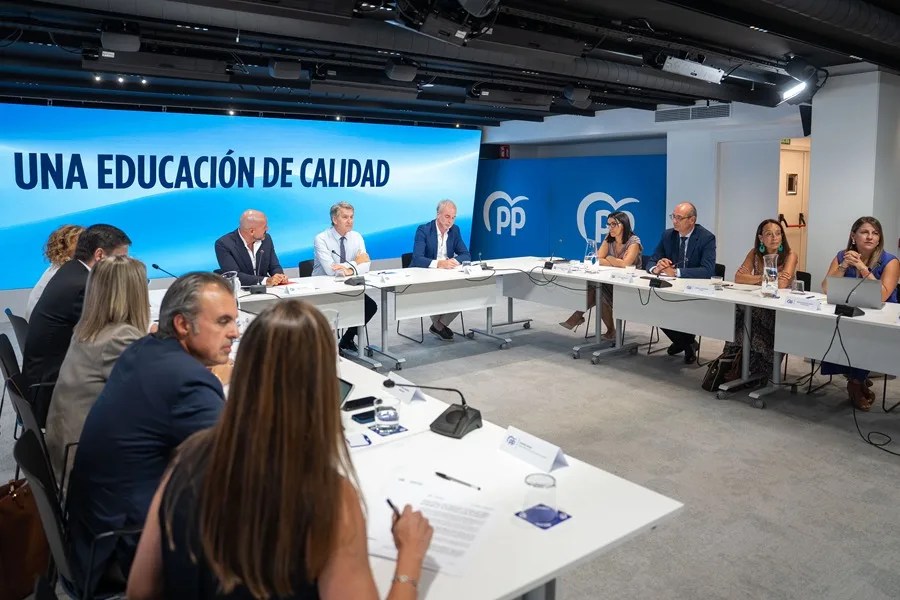 El presidente del PP, Alberto Núñez Feijóo (c), participa en la reunión con Consejeros de Educación este sábado.