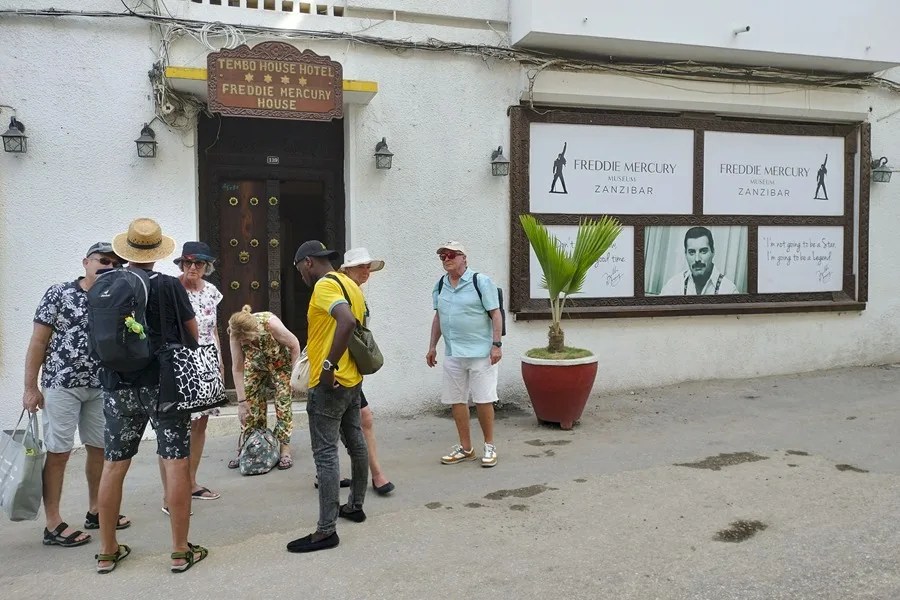 Turistas a las afueras del Museo Freddie Mercury en Zanzíbar. 