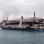 humo que emana del ferry de pasajeros incendiado M/V June Aster frente a Coron, provincia de Palawan