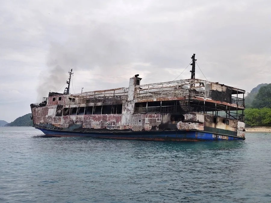 humo que emana del ferry de pasajeros incendiado M/V June Aster frente a Coron, provincia de Palawan