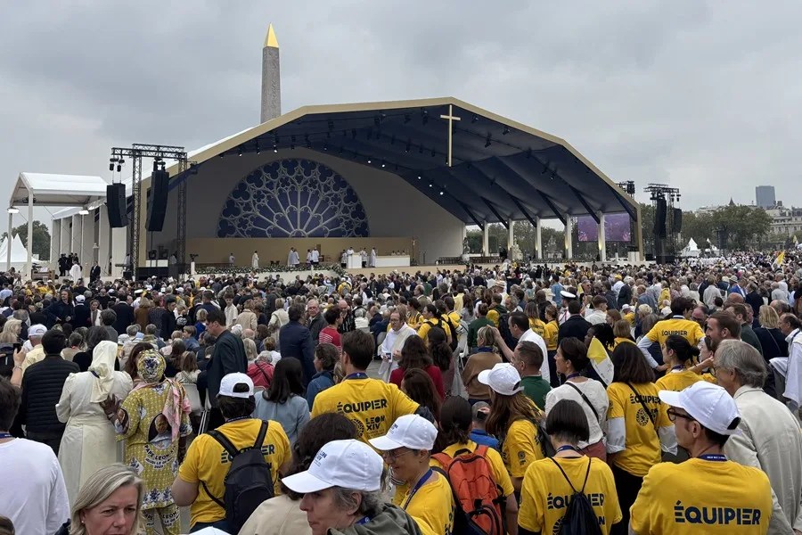 Miles de personas asisten a la misa multitudinaria del papa León XIV este sábado en París.