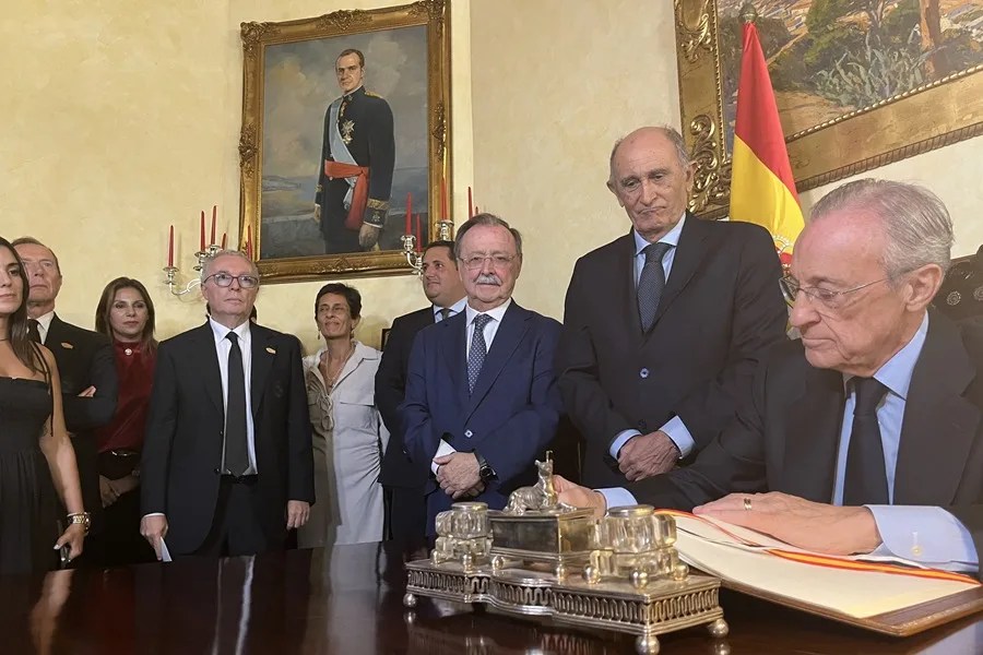 El presidente de la Ciudad Autónoma de Ceuta, Juan Jesús Vivas (3d) junto con el presidente del Real Madrid, Florentino Pérez (c), el director de Relaciones Institucionales, Emilio Butragueño (2i) y el presidente de honor de la entidad, José Martínez 'Pirri' (2d), hoy en Ceuta.