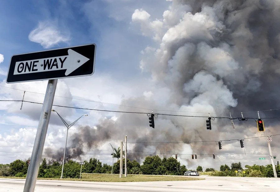 Un incendio al norte de Miami consume más de 100 hectáreas de área natural de EE.UU.