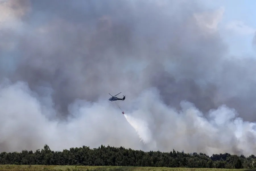 Un incendio al norte de Miami consume más de 100 hectáreas de área natural de EE.UU.