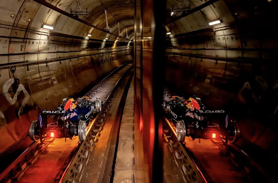 Red Bull ha hecho historia al conseguir que, por primera vez, un monoplaza de la escudería Oracle Red Bull Racing, pilotado por el austríaco Patrick Friesacher, circule sobre las vías del Metro de Madrid.