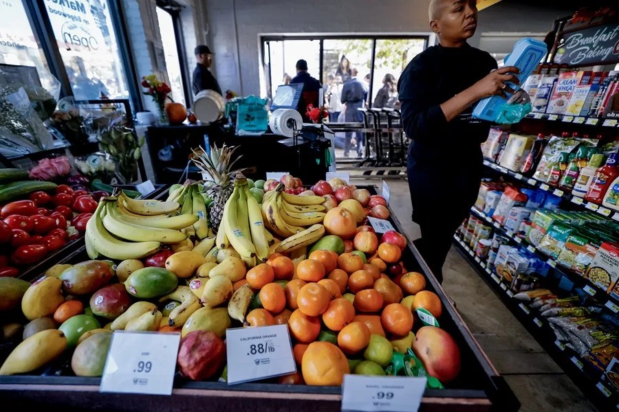 La confianza del consumidor de Estados Unidos cae al nivel más bajo en 12 años, según una encuesta
