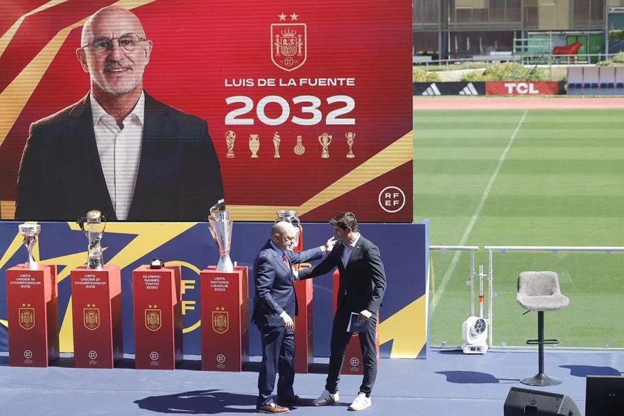 El presidente de la Real Federación Española de Fútbol (RFEF), Rafael Louzán a su llegada al acto de renovación del seleccionador absoluto, Luis de la Fuente, hasta 2032