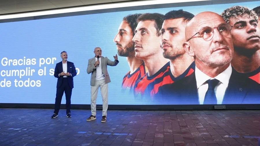 El seleccionador de fútbol de España, Luis de la Fuente (d)