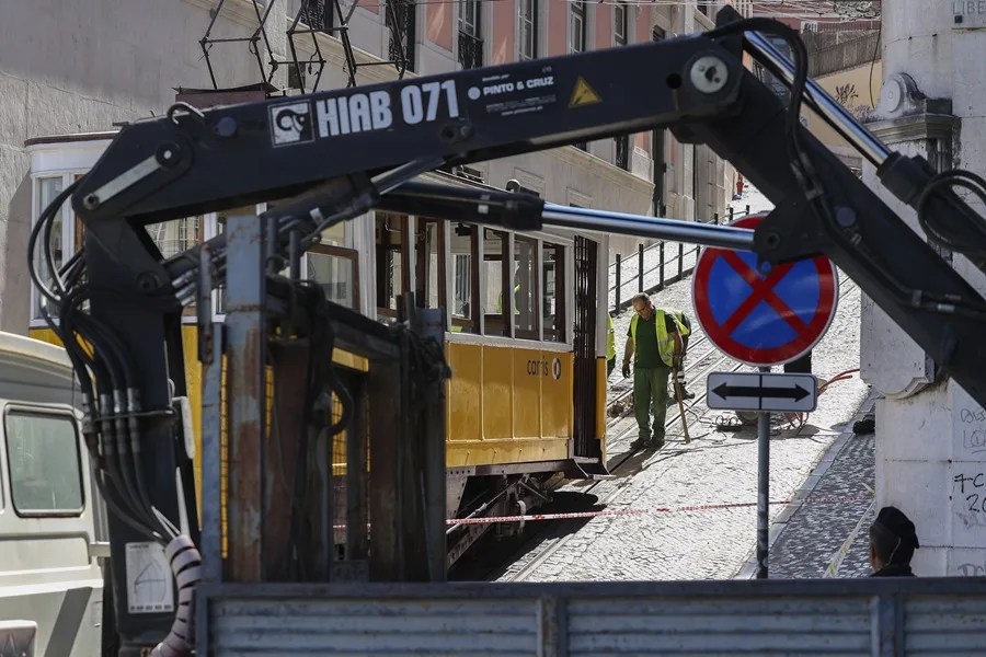 Unos técnicos evalúan el accidente del funicular Gloria en Lisboa —un medio de transporte popular entre los turistas— tras su descarrilamiento el día anterior en la capital portuguesa, el 4 de septiembre de 2025