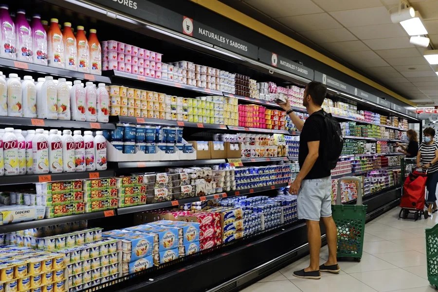 Un joven hace la compra en un supermercado de Madrid.
