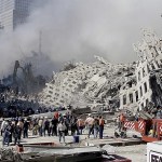 Equipos de bomberos y de rescate buscan entre los escombros del World Trade Center en Nueva York