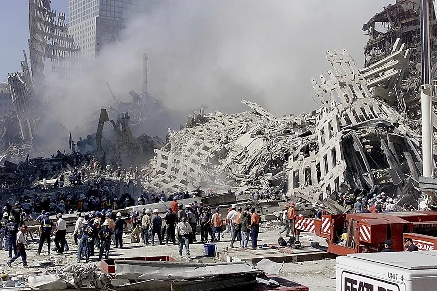 Equipos de bomberos y de rescate buscan entre los escombros del World Trade Center en Nueva York