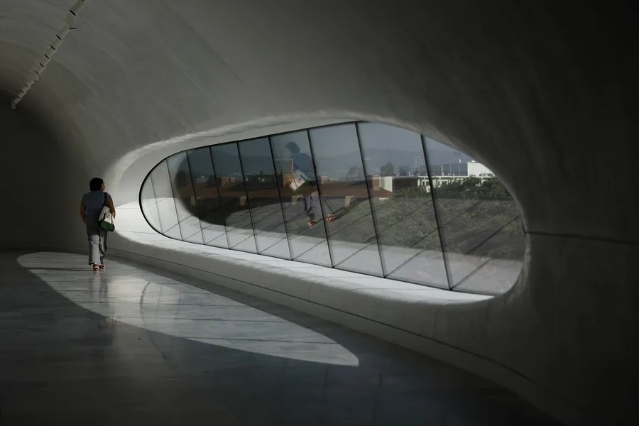 Un visitante pasa frente a una ventana durante el día de la inauguración del Lucas Museum of Narrative Art en Los Ángeles, California (EE. UU.), el 22 de septiembre de 2026. El museo, fundado por el cineasta estadounidense George Lucas y su esposa, la empresaria Mellody Hobson