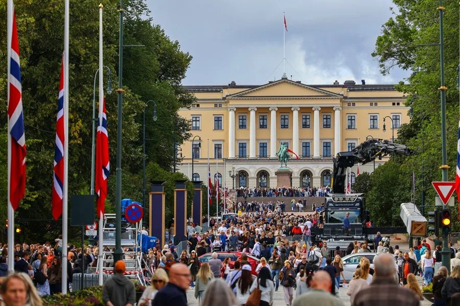 Personas se reúnen en la calle Karl Johans, adornada con banderas noruegas a media asta tras la muerte del rey Harald V