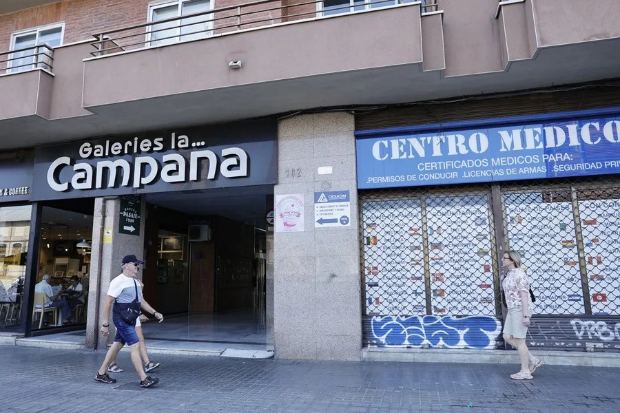 Un hombre se encuentra en estado crítico tras lanzarse por el balcón de un cuarto piso