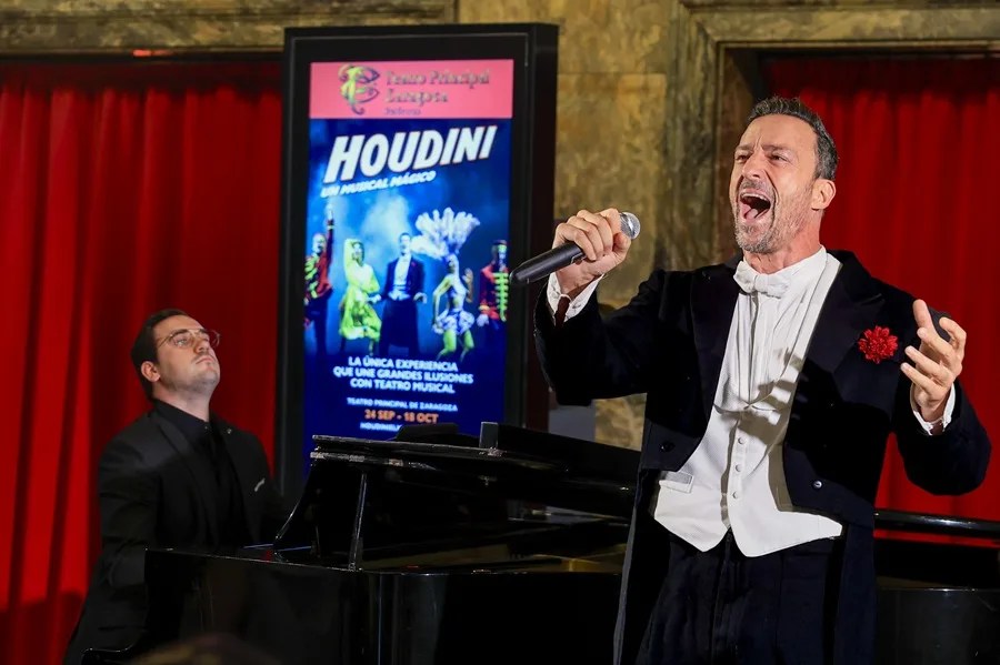 El actor Pablo Puyol (d), protagonista del musical 'Houdini', interviene junto con el director musical Eduardo Galo de Santos (i), durante la presentación del espectáculo en Zaragoza.