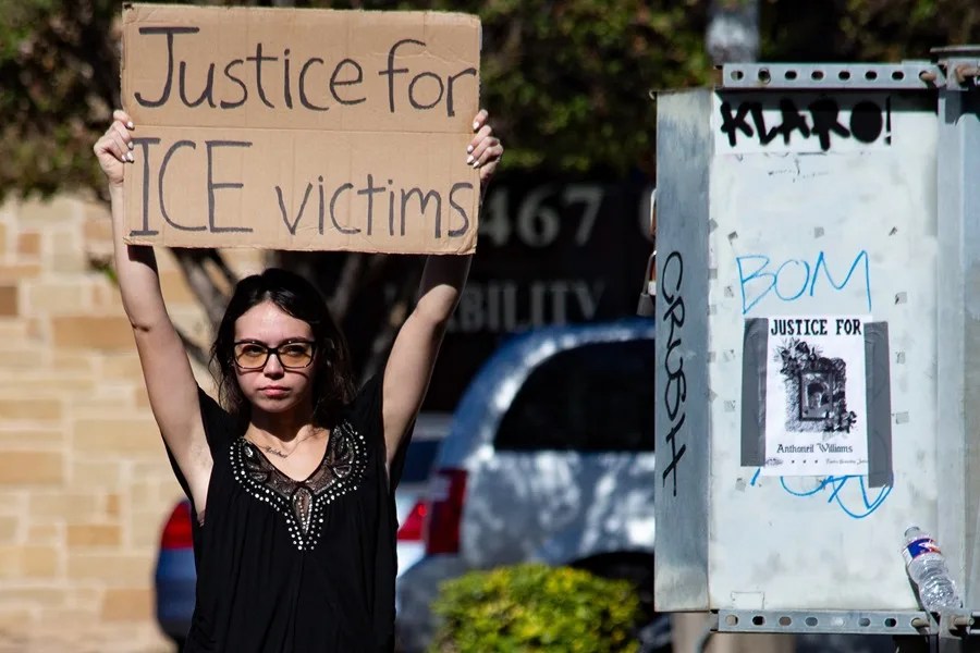 Nuevos videos revelan un encuentro previo entre el ICE y el migrante herido de bala en Texas