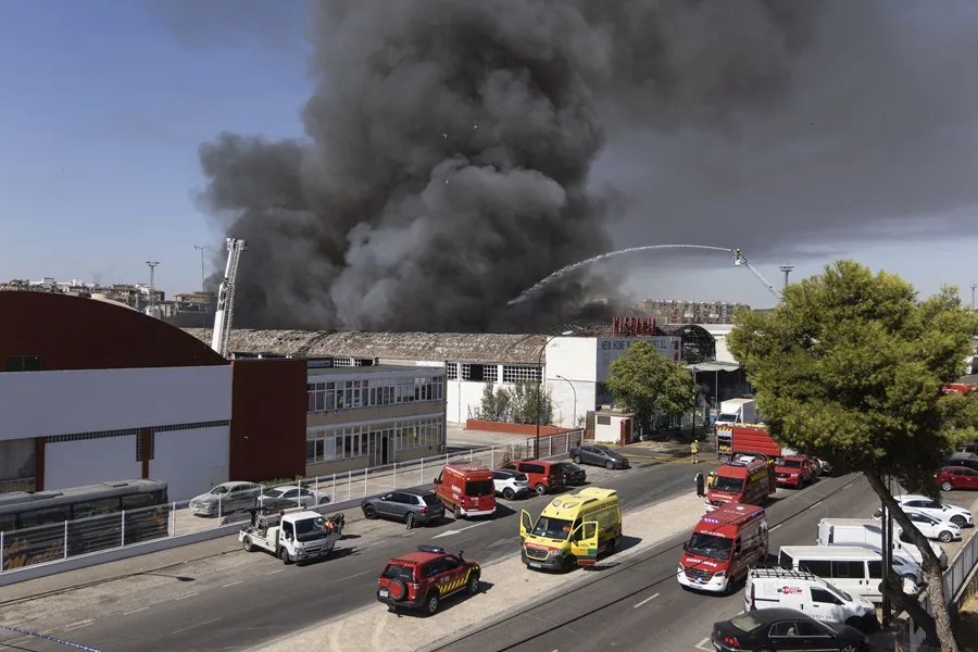 Los Bomberos de Zaragoza trabajan en la extinción de un incendio declarado este jueves en la empresa Chatarrería Shunde, en el polígono industrial Cogullada.