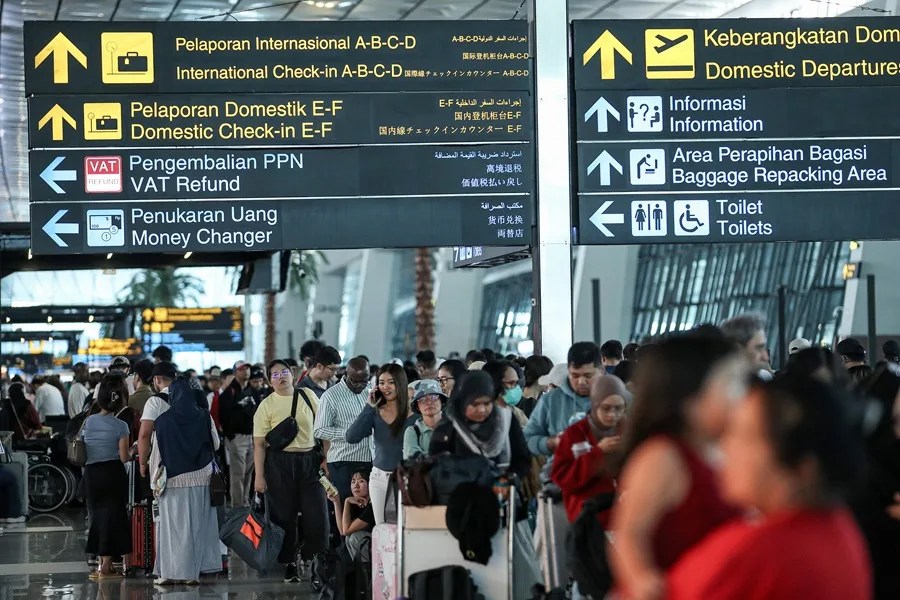 Pasajeros se reúnen en la zona de facturación tras la cancelación de vuelos en el Aeropuerto Internacional Soekarno-Hatta, en Tangerang