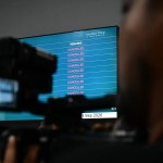 Una pantalla muestra vuelos cancelados en el Aeropuerto Internacional Soekarno-Hatta, en Yakarta