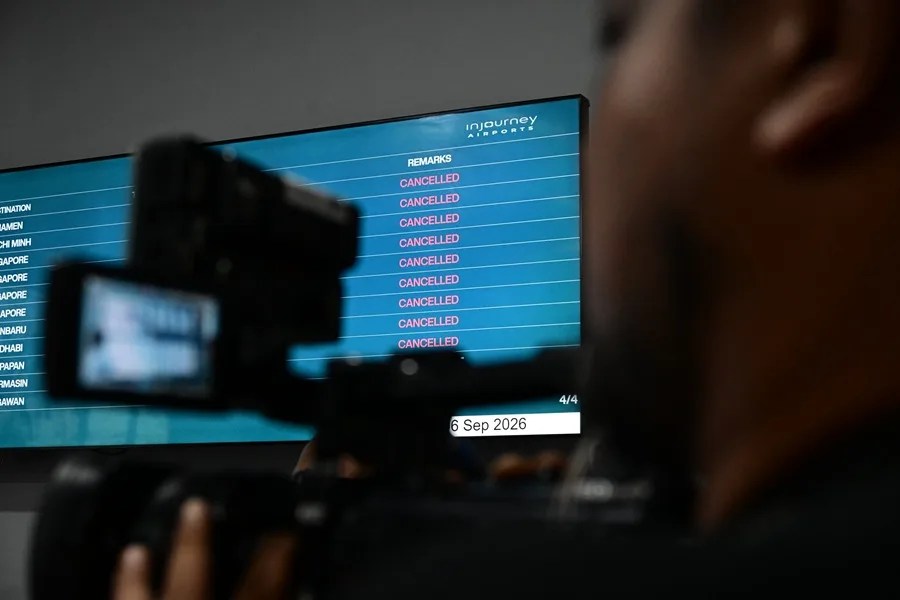 Una pantalla muestra vuelos cancelados en el Aeropuerto Internacional Soekarno-Hatta, en Yakarta
