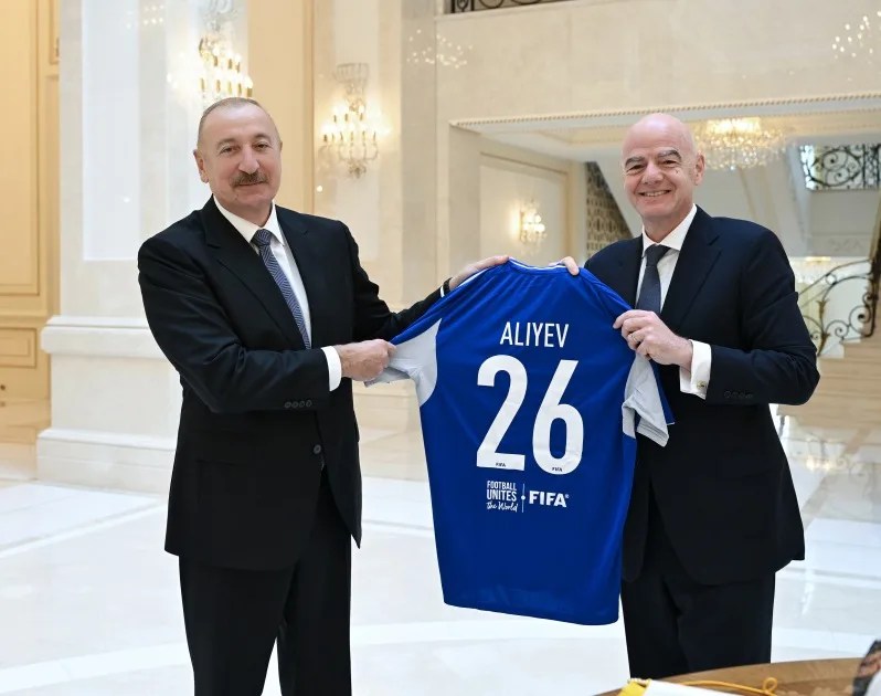 El presidente de la FIFA, Gianni Infantino, fue recibido este martes en Azerbaiyán por el presidente del país caucásico, Ilham Aliyev