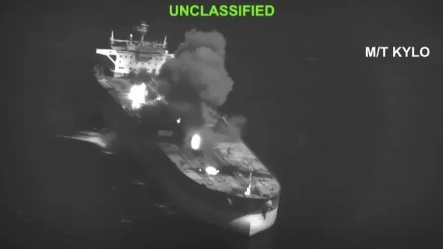El Ejército de Estados Unidos atacó este sábado a tres petroleros iraníes.-