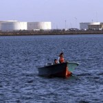 Una embarcación de los servicios de seguridad vigila en la dársena de Kalntari, en el mar de Omán, cerca del estrecho de Ormuz.
