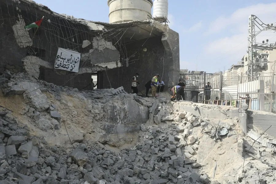 Destrozos en la mezquita Abu Salim de Deir al Balah (centro de Gaza).