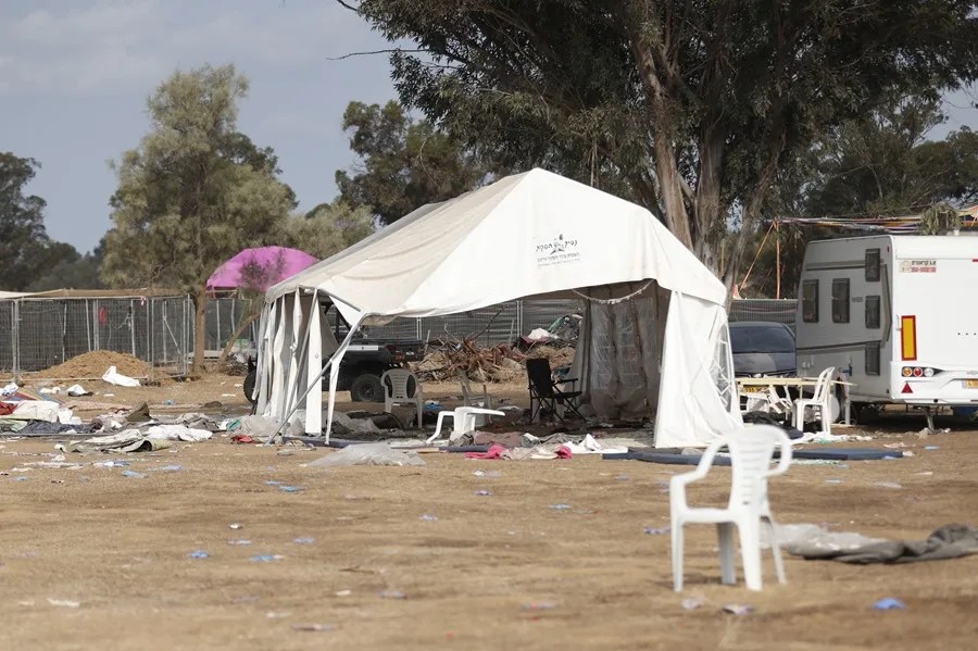 Pertenencias personales dejadas por israelíes tras un ataque que mató a más de 260 personas durante un festival de música el 7 de octubre