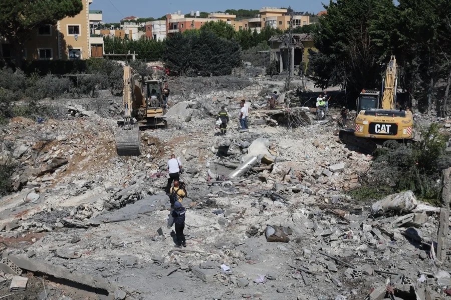 Las excavadoras operan mientras los equipos de rescate buscan supervivientes tras un ataque aéreo israelí al sur del Líbano