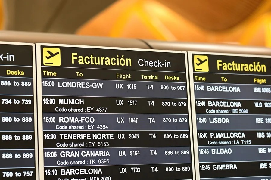 Un panel informativo muestra las mesas de facturación de varios vuelos