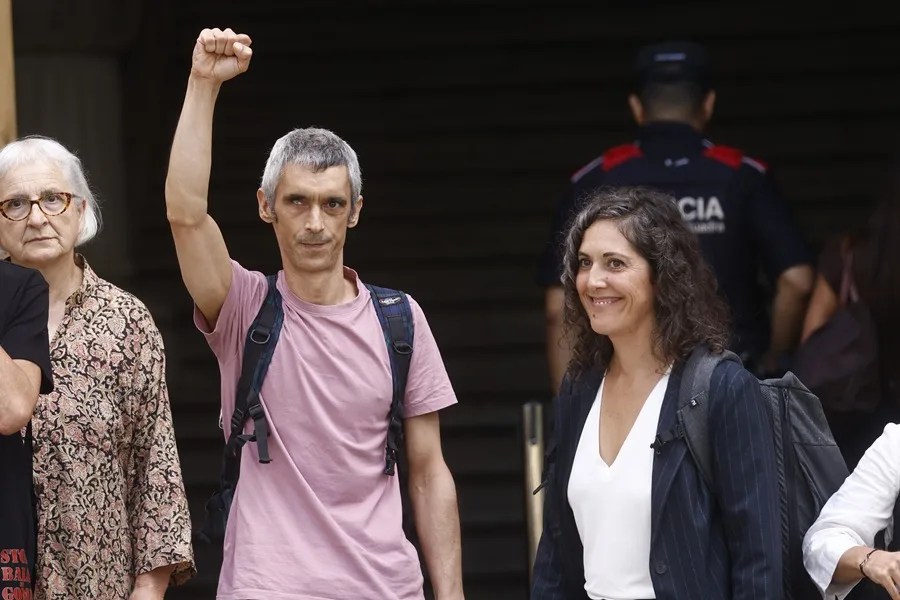Roger Español (i), el votante del referéndum que perdió un ojo por la actuación policial, durante la jornada del 1-O, a las puertas de la Audiencia de Barcelona.
