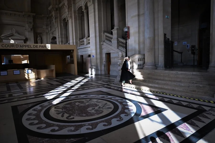 La abogada de la parte civil, Véronique Massi, regresa tras un receso durante el juicio en curso por el asesinato del jugador de rugby argentino Federico Martín Aramburú en el Palacio de Justicia de París.