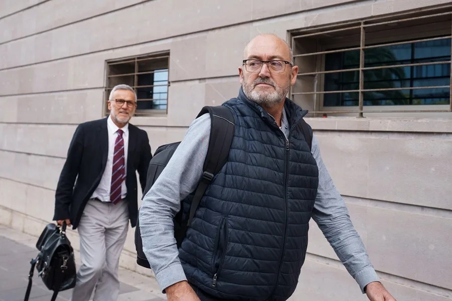 El exdiputado nacional del PSOE Juan Bernardo Fuentes (d).