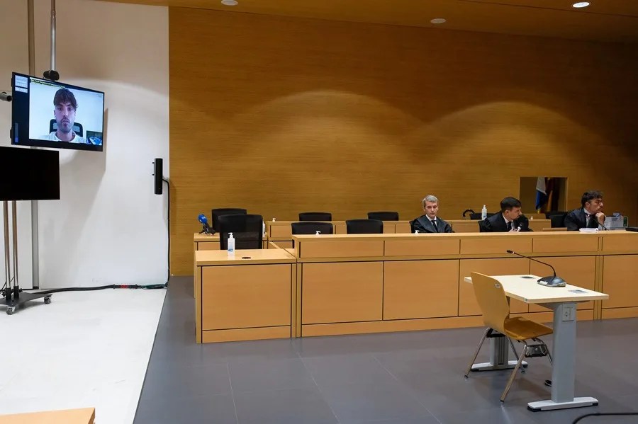 Raúl Asencio comparece por videoconferencia en el juicio. EFE/Ángel Medina G.