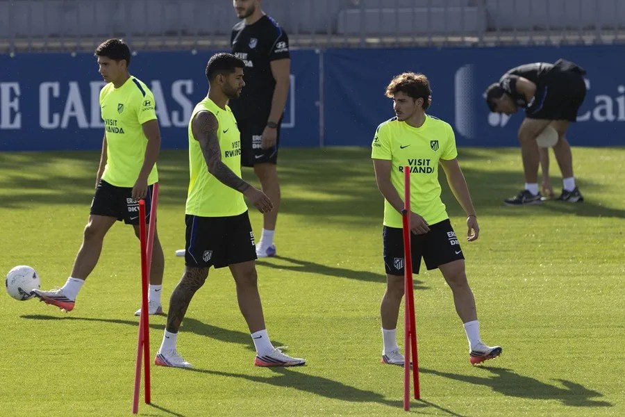 Los jugadores del Atlético de Madrid, Julián Alvarez (d) Cristian Cuti Romero (c) y el mexicano Obed Vargas, durante el entrenamiento