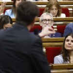 La portavoz de Junts, Monica Sales (d), escucha al presidente de la Generalitat, Salvador Illa
