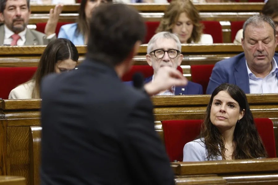 La portavoz de Junts, Monica Sales (d), escucha al presidente de la Generalitat, Salvador Illa