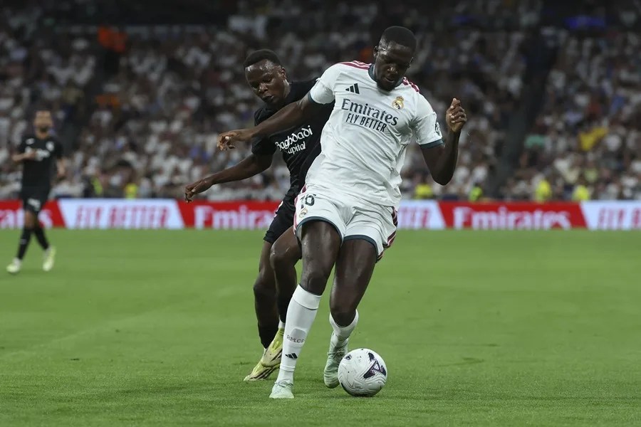 Fotografía del pasado 26 de agosto, en la que puede verse al defensa francés del Real Madrid Ibrahima Konaté (d) , durante un partido de LaLiga