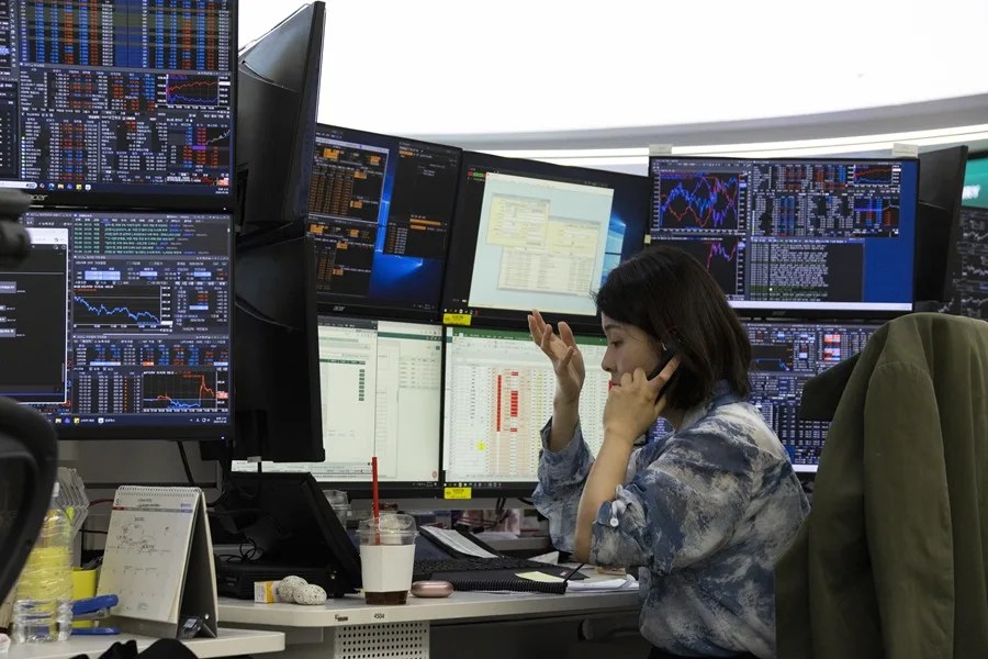 El Kospi surcoreano cae casi un 3 % en la apertura tras bombardeos de Estados Unidos sobre Irán