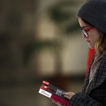 Una adolescente revisa un libro
