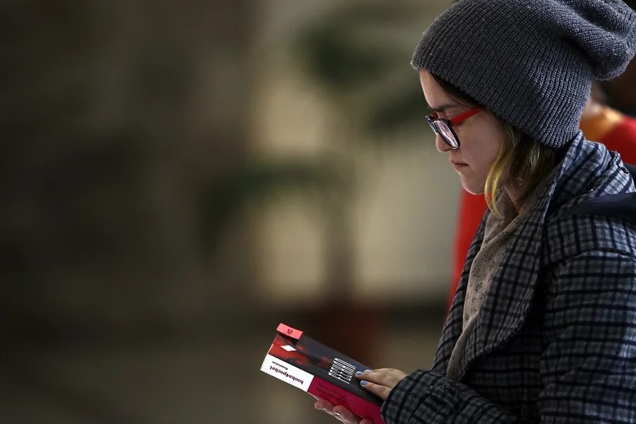 Una adolescente revisa un libro