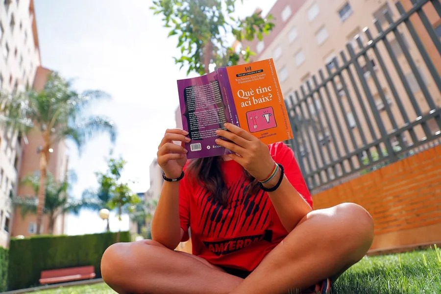 Una adolescente lee