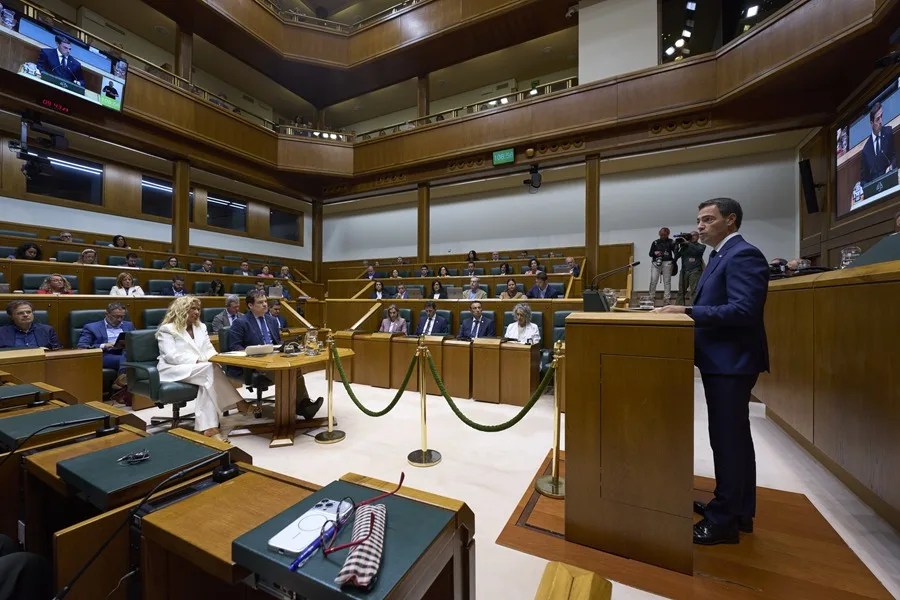 Vitoria, 16 sep (EFE).- El lehendakari, Imanol Pradales, ha defendido este jueves un nuevo pacto estatutario que incluya "mecanismos de decisión" sobre el futuro político de Euskadi y el reconocimiento de la "singularidad nacional vasca", aunque ha advertido de la posibilidad de que lleguen "tiempos oscuros" en la política española. Durante su intervención en el pleno de Política General que celebra el Parlamento Vasco, Pradales ha centrado una parte de su discurso en el autogobierno, en las transferencias pendientes y en el futuro estatus político que negocian desde hace meses PNV, EH Bildu y PSE-EE. Ha señalado que culminar el Estatuto de Gernika permitiría avanzar definitivamente en el nuevo pacto estatutario con acuerdos de calado relacionados con la singularidad nacional, con fórmulas para decidir el futuro político, con nuevas capacidades políticas o con la participación de Euskadi en los asuntos europeos e internacionales. Un nuevo pacto político, ha añadido, permitirá dar "un salto cualitativo" en el autogobierno "construyendo consensos amplios" para lo que ha pedido a partidos políticos, instituciones, agentes sociales, económicos y académicos para que den un paso al frente. Tiempos oscuros Pero Pradales ha advertido de que en la política española se asoman "tiempos oscuros" y no se puede descartar, ha dicho que accedan al poder político español quienes tienen "una concepción antidemocrática" del funcionamiento del Estado, no creen en la actual organización territorial "y niegan" la propia identidad de Euskadi como pueblo. "Estoy convencido de que harán todo lo posible para destruir lo que tanto esfuerzo nos ha costado construir durante décadas", ha señalado. Ha reconocido la apuesta del Gobierno español con el traspaso de algunas competencias, doce nuevas, así como con los 46 acuerdos logrados en la comisión mixta del Concierto y compromisos entre ambos ejecutivos sobre energía, armas blancas o dependencia pero todo ello, ha remarcado, "no es suficiente". Ha citado que aún están pendientes acuerdos en otras transferencias, entre ellas la gestión del régimen económico de la Seguridad Social, o los puertos de Pasaia y Bilbao que necesitan "autonomía y agilidad" para ser más competitivos. Ha confiado en que se pueda escribir el final de la actual legislatura española "con un apretón de manos" entre él y el presidente del Gobierno, Pedro Sánchez, para culminar el traspaso de las competencias pendientes porque el Estatuto de Gernika sigue sin cumplirse. "El plazo comprometido no se ha respetado y esto no es aceptable", ha lamentado. Pero también Pradales ha mostrado su preocupación por "actuaciones en sede judicial" que condicionan las políticas públicas que desarrolla el Gobierno Vasco. "Son muy preocupantes algunas decisiones judiciales recientes que ponen en cuestión el autogoibirno pactado entre Euskadi y el Estado y otras que ponen en cuestión leyes" del Parlamento Vasco. Limitación en sede judicial Por ello ha insistido en que es fundamental la defensa del autogobierno frente "a la intervención, muchas veces invasiva, del Estado " frente a su limitación en sede judicial". "Tenemos el deber de cumplir el Estatuto en su integridad. Sin renunciar ni a una sola coma y debemos hacerlo porque así fue pactado y refrendado por este pueblo". "No pararemos hasta conseguirlo", ha subrayado. Por otra parte, Pradales se ha referido a quienes todavía siguen "sin dar el paso de condenar el ejercicio de todo tipo de violencia sin pedir perdón por los inaceptables e inhumanos errores de su pasado con la esperanza de que el paso del tiempo borre las huellas". Se ha referido además al miedo y rechazo de parte de la sociedad hacia algunos colectivos de migrantes y a la banalización de la violencia en Europa y ha considerado que la respuesta que están dando las democracias europeas "es insuficiente". "Este pueblo no va a quedarse parado ante el malestar social alentado por fuerzas autoritarias, populistas y reaccionarias". "Vamos a defender la dignidad de todas las personas, la humanidad y el humanismo", ha concluido.