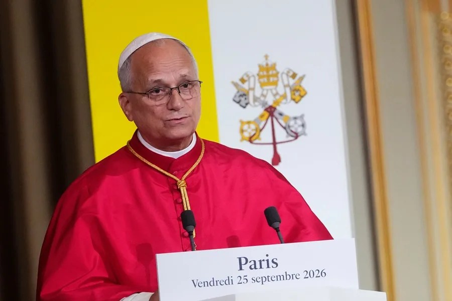 El Papa León XIV habla durante una declaración conjunta con el Presidente francés Emmanuel Macron en el Palacio del Elíseo en París, Francia, el 25 de septiembre de 2026. 