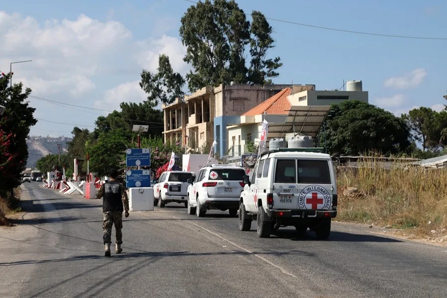 Un convoy del Comité Internacional de la Cruz Roja (CICR) se dirige a Naqoura