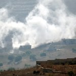 bombardeo de tanques israelíes contra objetivos en el municipio de Meiss al-Jabal, visto desde la localidad de Chaqra, en el sur del Líbano